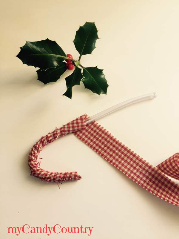 Candy canes di Natale riciclando un tubo di gomma home decor Natale fai da te plastica Riciclo Creativo stoffa e lana 