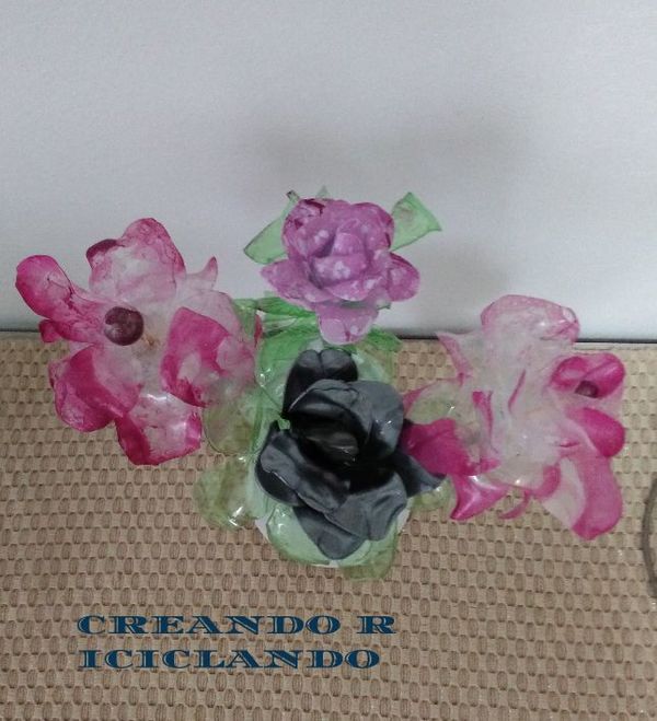 Creare una rosa riciclando dei cucchiai di plastica - Riciclo Creativo creativapp plastica Riciclo Creativo San Valentino fai da te 