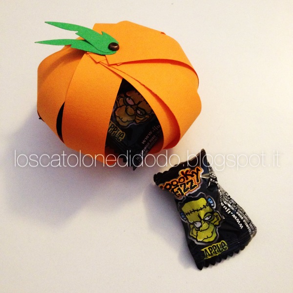 Creare una zucca di Halloween di carta bambini carta e cartone creativapp Halloween fai da te 