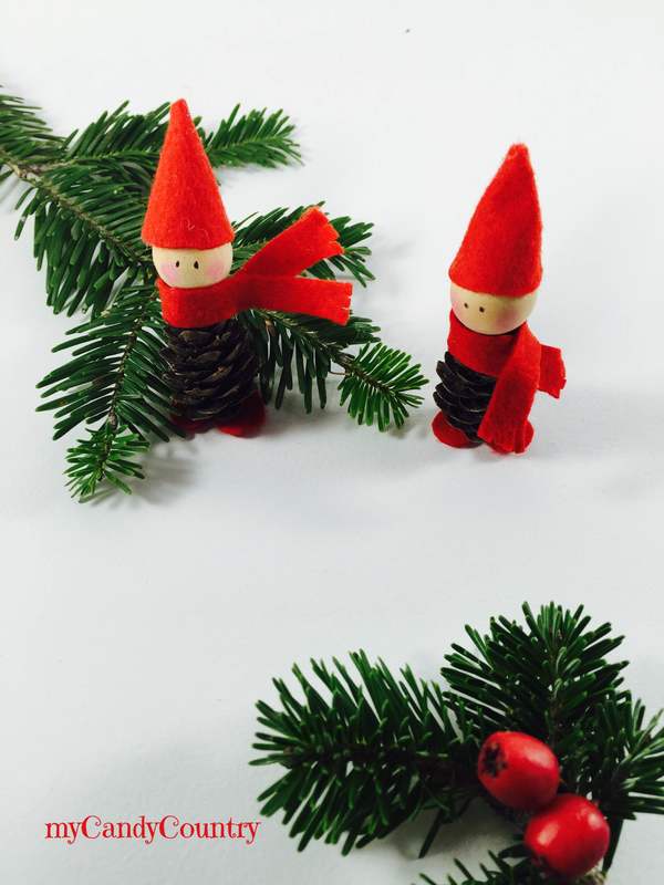 Decorazioni di Natale: elfi pigna fai da te legno e natura Natale fai da te 