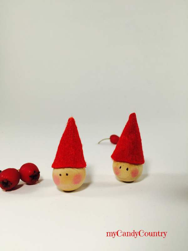 Decorazioni di Natale: elfi pigna fai da te legno e natura Natale fai da te 