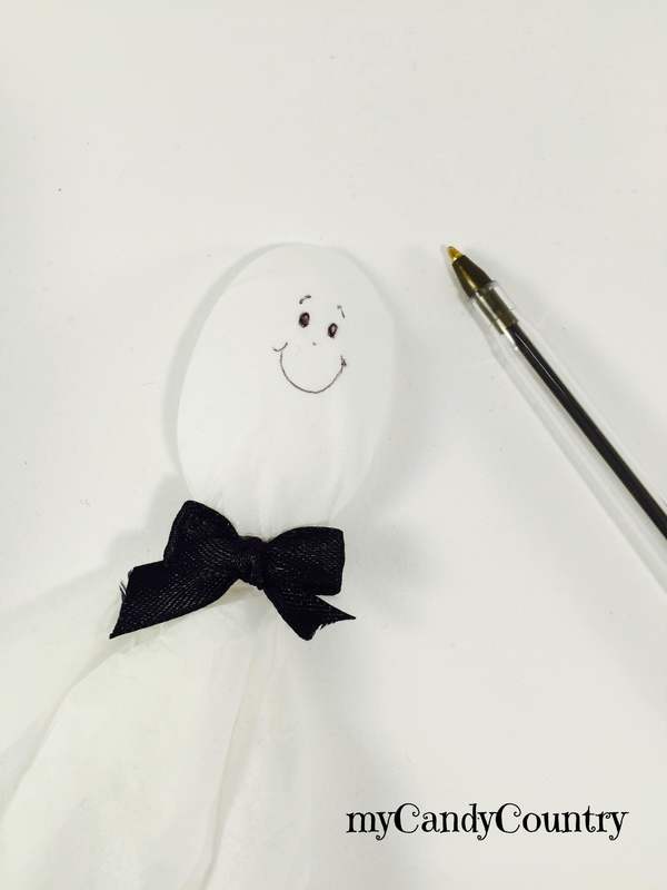 Halloween: fantasmi fai da te riciclando un cucchiaio bambini Halloween fai da te plastica Riciclo Creativo 