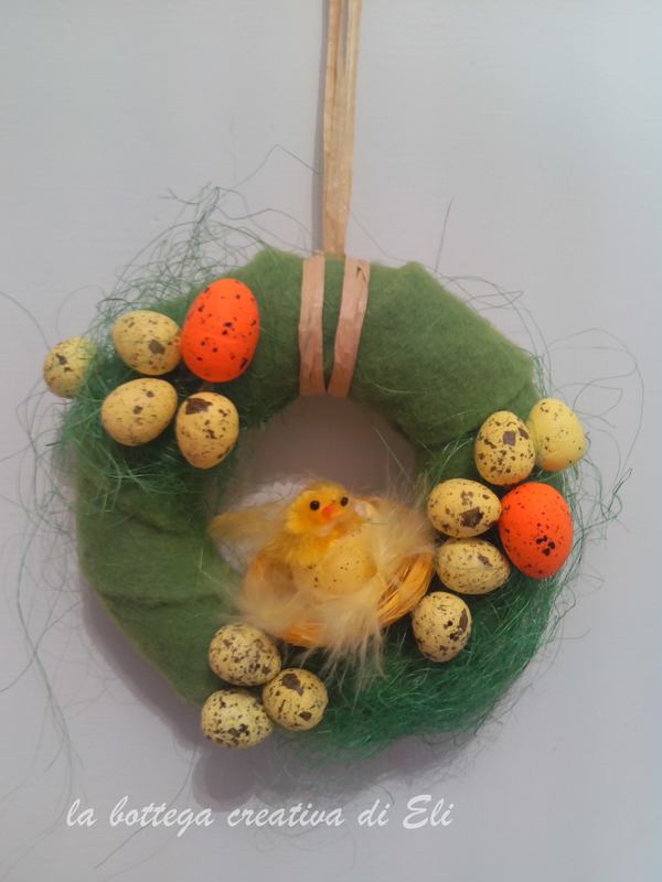 Idee creative per Pasqua: ghirlande handmade con ovetti creativapp feltro home decor Pasqua fai da te plastica 