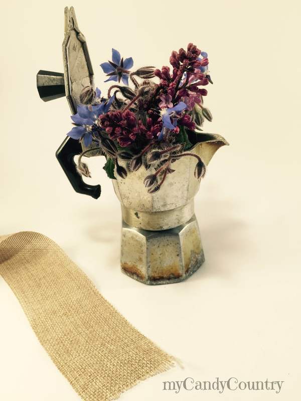 Fare vasi fioriti riciclando vecchi oggetti da cucina creatività metallo Primavera fai da te 