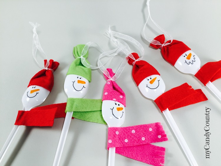 Pupazzi di neve fai da te con cucchiai di plastica Natale fai da te plastica Riciclo Creativo 