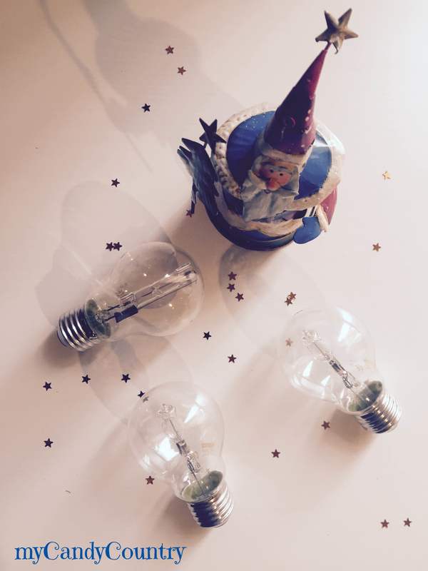 Riciclare lampadine e con smalto delle unghie creare addobbi per l'albero di Natale creatività Natale fai da te regali fai da te Riciclo Creativo vetro 