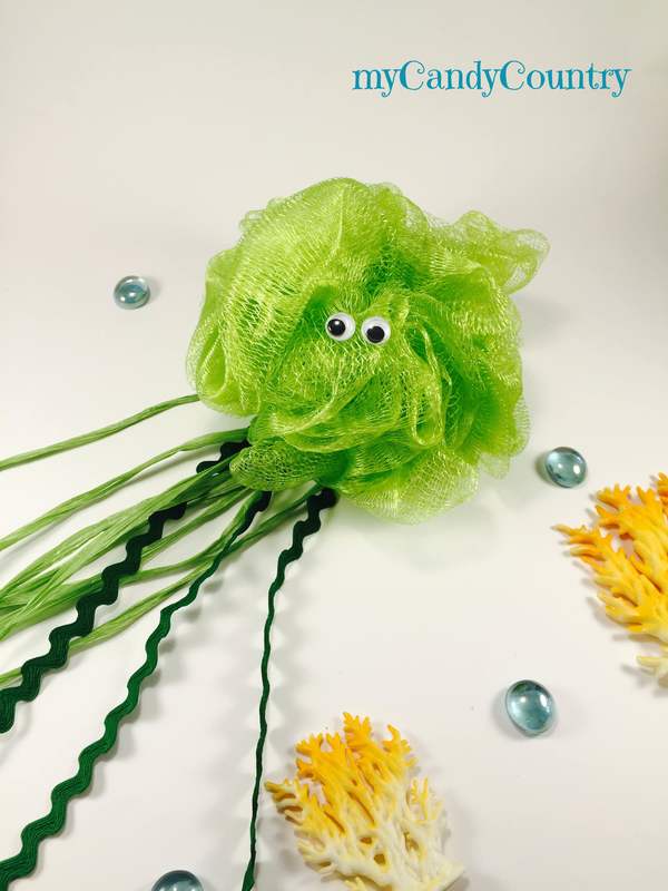 Riciclo creativo: meduse fai da te riciclando spugne a rete bambini Estate fai da te home decor Riciclo Creativo spugna 