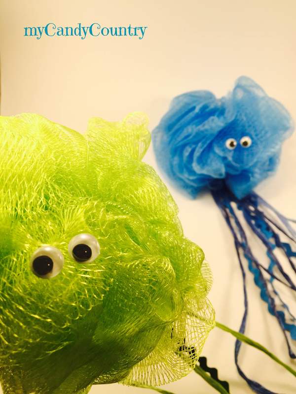 Riciclo creativo: meduse fai da te riciclando spugne a rete bambini Estate fai da te home decor Riciclo Creativo spugna 