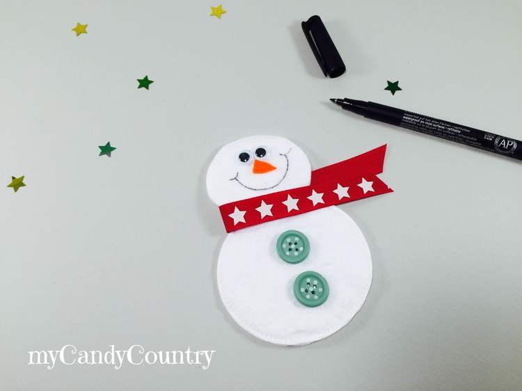 Decorazioni di Natale fai da te: pupazzi di neve con dischetti levatrucco Natale fai da te Riciclo Creativo 