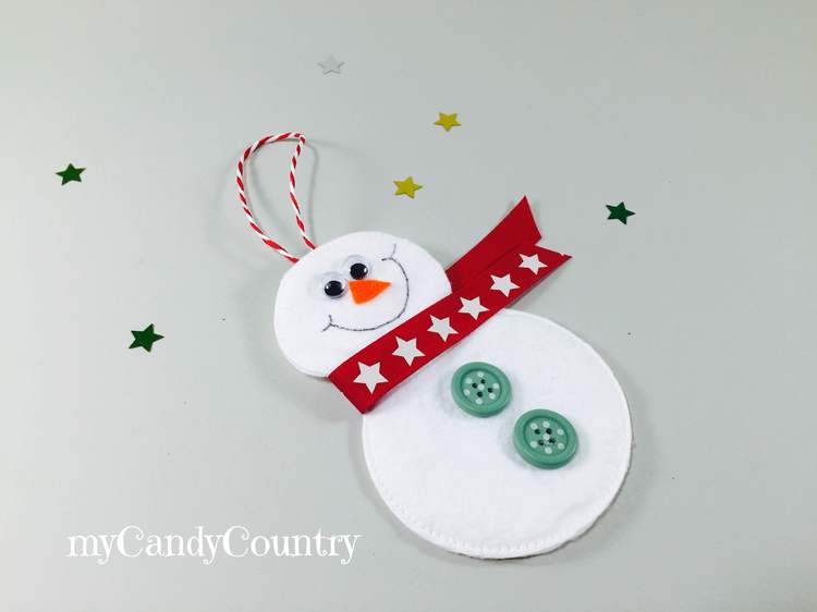 Decorazioni di Natale fai da te: pupazzi di neve con dischetti levatrucco Natale fai da te Riciclo Creativo 