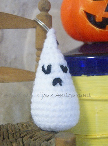 Fantasmino portachiavi amigurumi amigurumi creativapp Halloween fai da te regali fai da te stoffa e lana 