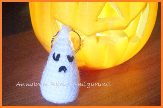 Fantasmino portachiavi amigurumi amigurumi creativapp Halloween fai da te regali fai da te stoffa e lana 