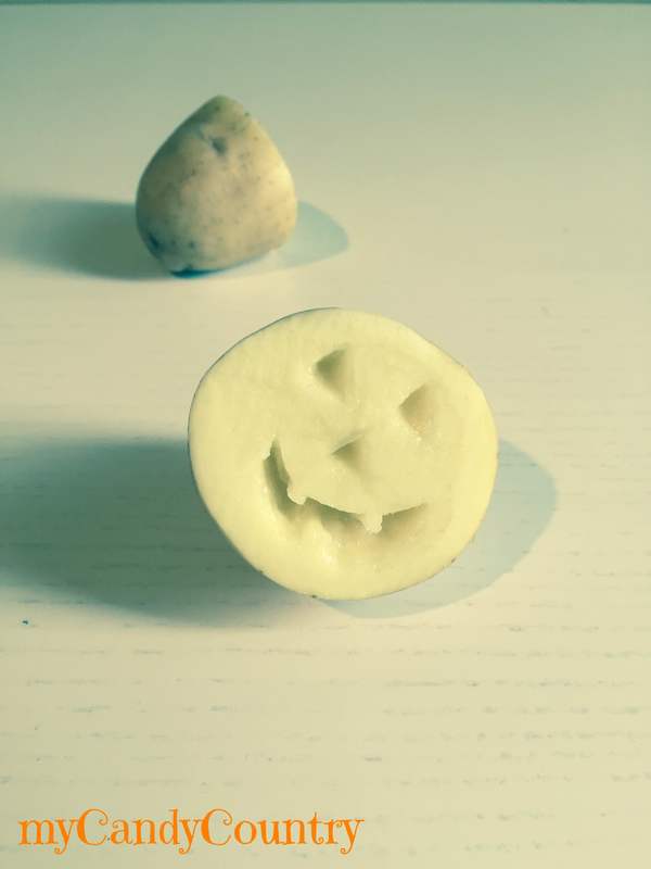 Stampini di patate a forma di zucca bambini creatività Halloween fai da te legno e natura 