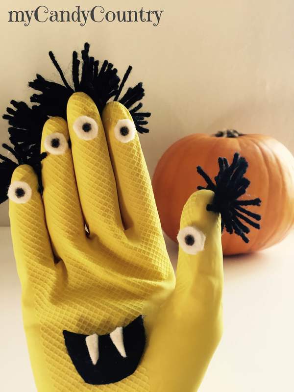 Mostri fai da te per Halloween riciclando dei guanti in gomma bambini Halloween fai da te plastica Riciclo Creativo 