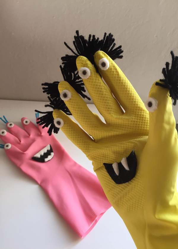 Mostri fai da te per Halloween riciclando dei guanti in gomma bambini Halloween fai da te plastica Riciclo Creativo 