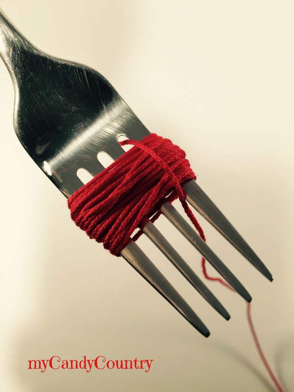 Come fare le nappine fai da te con una forchetta creatività stoffa e lana 