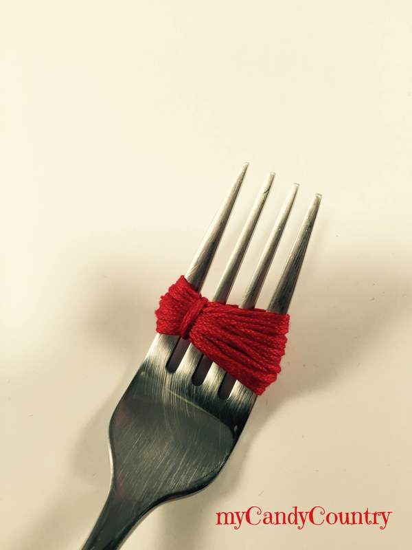 Come fare le nappine fai da te con una forchetta creatività stoffa e lana 