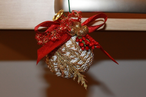 Palline di Natale fai-da-te con polistirolo e cordoncino creativapp home decor Natale fai da te plastica 
