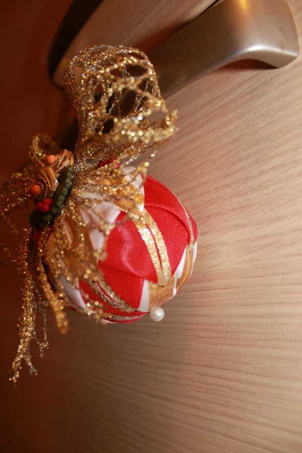 Palline di Natale fai-da-te rivestite di nastri - Tutorial creativapp home decor Natale fai da te plastica stoffa e lana 
