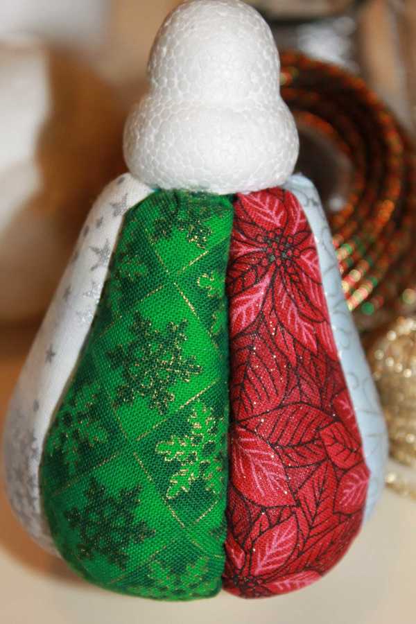 Palline di Natale fai da te con sagome di polistirolo rivestite di stoffa creativapp home decor Natale fai da te plastica stoffa e lana 