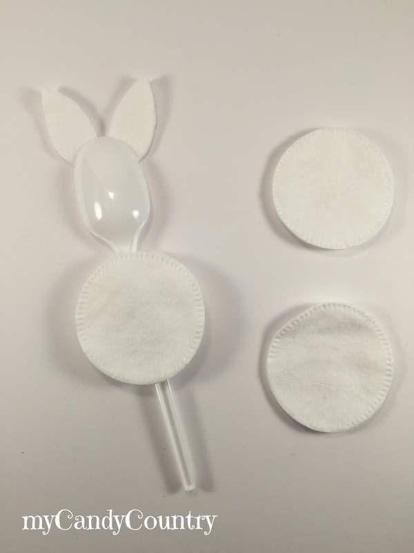 Coniglietti di Pasqua con dischetti levatrucco e cucchiai di plastica Pasqua fai da te plastica Riciclo Creativo 