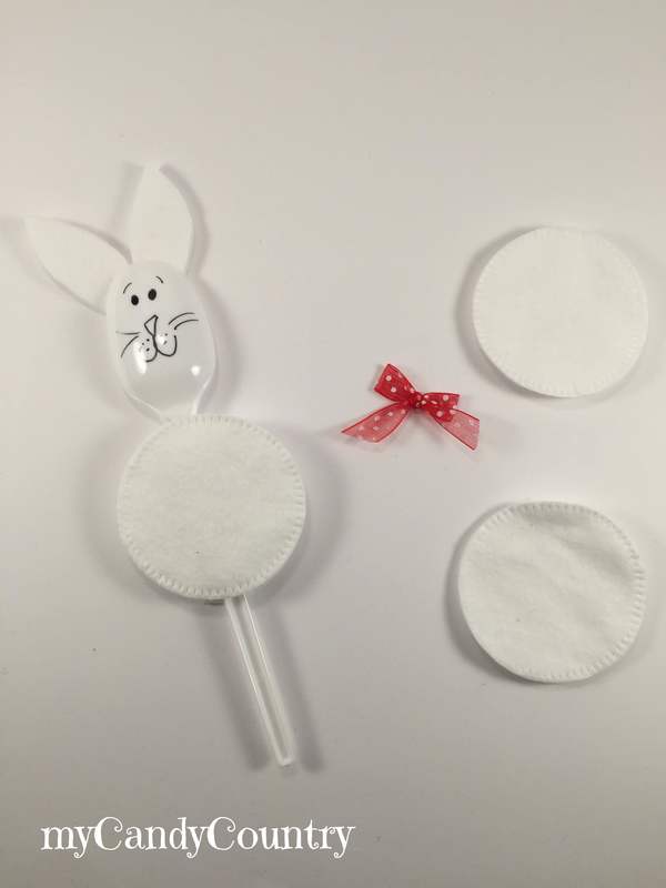 Coniglietti di Pasqua con dischetti levatrucco e cucchiai di plastica Pasqua fai da te plastica Riciclo Creativo 