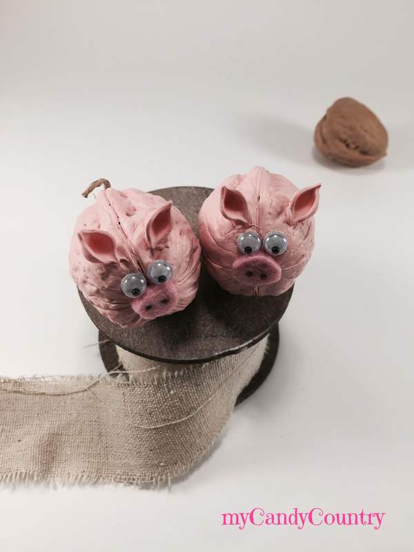 Simpatici porcellini fai-da-te riciclando gusci di noce bambini legno e natura Riciclo Creativo 