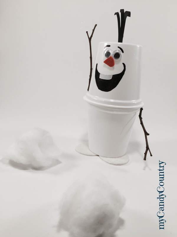 Pupazzo di neve fai da te riciclando vasetti dello yogurt Inverno fai da te Natale fai da te plastica Riciclo Creativo 
