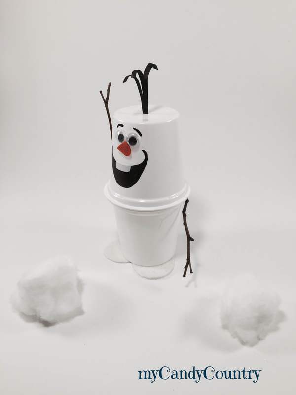 Pupazzo di neve fai da te riciclando vasetti dello yogurt Inverno fai da te Natale fai da te plastica Riciclo Creativo 