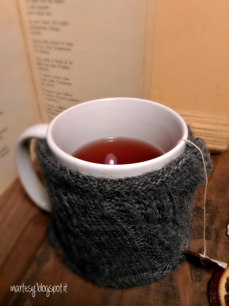 Copri tazza fai da te e la nostra bevanda rimane calda! creativapp Riciclo Creativo stoffa e lana 