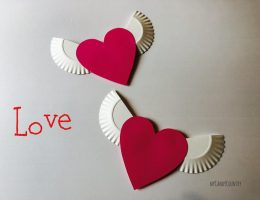Cuore alato con ali di piatto di carta